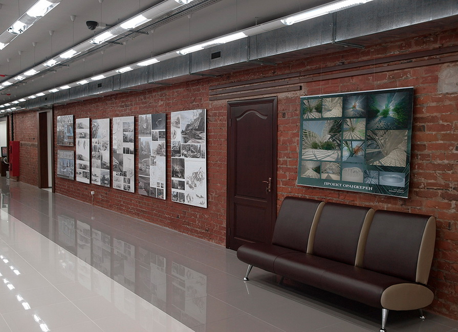 Культурный центр «Порт». Крупноформатные фотоколлажи на фоне кирпичных стен, другой ракурс
